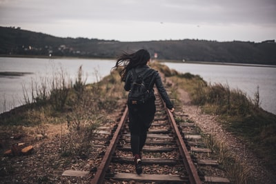 女人在布朗木桥白天行走的黑色夹克
